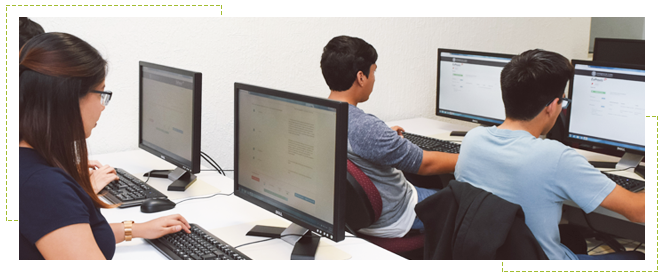 Alumnos realizando examen en evPraxis